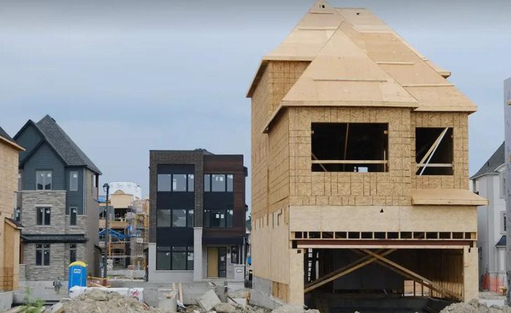 Xây dựng những ngôi nhà phố mới ở Markham, Ontario - Ảnh: BUSINESS INSIDER