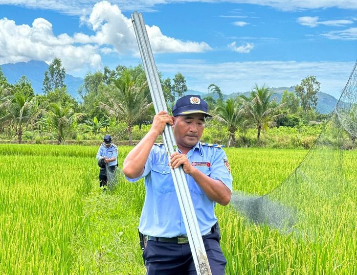 Đội bảo vệ chim yến của Công ty Yến sào Khánh Hòa đi gỡ các tấm lưới "tàng hình" - Ảnh: Phòng Quản lý bảo vệ cung cấp