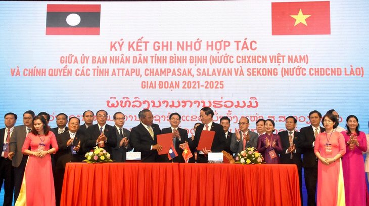 Lãnh đạo UBND tỉnh Bình Định và lãnh đạo các tỉnh Nam Lào ký kết hợp tác phát triển giai đoạn 2021-2025 - Ảnh: DUY THANH
