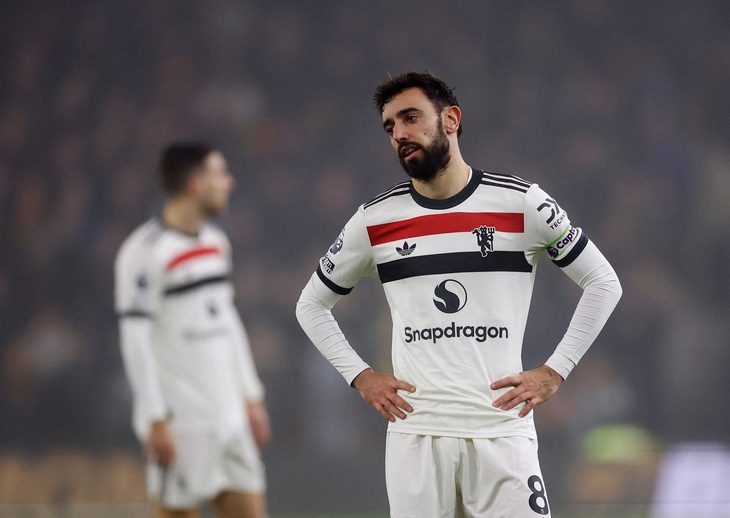 Bruno Fernandes lãnh thẻ đỏ, Man United lại thua - Ảnh 1.
