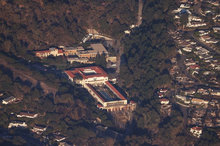 Bí quyết giúp bảo tàng nghệ thuật đứng vững trước cháy rừng ở Los Angeles - Ảnh 1.