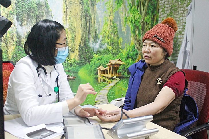 Bác sĩ Hà Thị Vân thăm khám cho bệnh nhân tại Bệnh viện Lão khoa trung ương - Ảnh: DƯƠNG LIỄU
