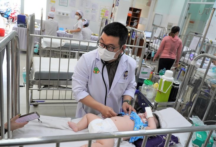 Trẻ mắc các bệnh về hô hấp có xu hướng tăng thời gian gần đây tại Bệnh viện Nhi đồng 2 - Ảnh: THU HIẾN