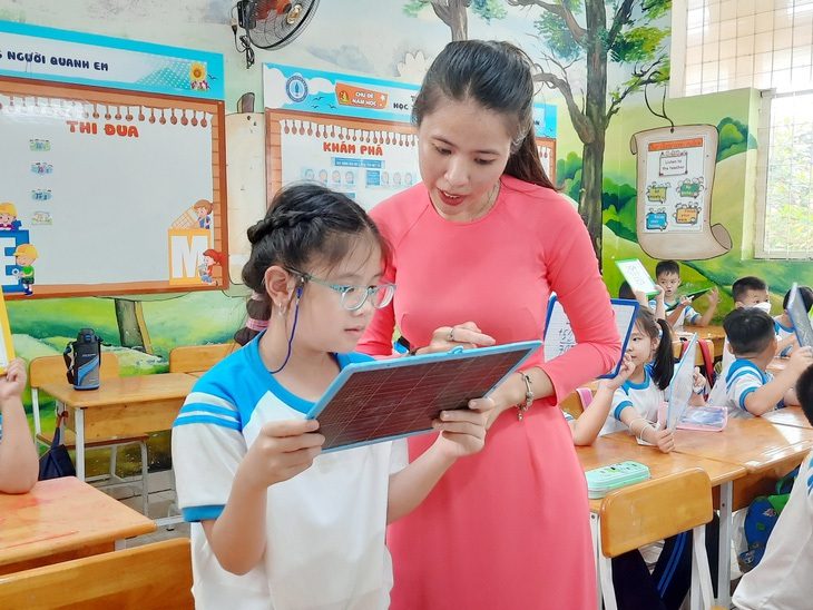 Theo Bộ Giáo dục và Đào tạo, giấy chứng nhận nghề nghiệp giúp nhà giáo thuận lợi hơn trong hoạt động nghề nghiệp - Ảnh: NHƯ HÙNG