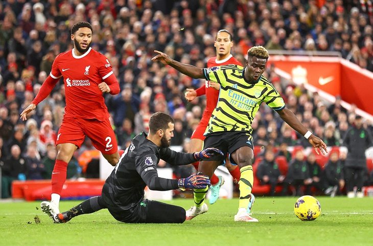 Arsenal (phải) cần phải gượng dậy kịp thời - Ảnh: REUTERS