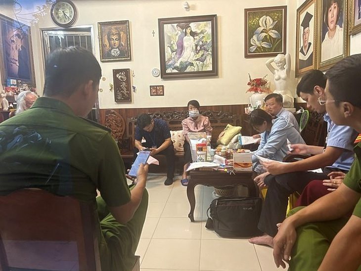 Thanh tra Sở Y tế TP.HCM bắt quả tang cơ sở khám, chữa bệnh không phép của "bác sĩ Hà Duy Thọ" - Ảnh: Sở Y tế TP.HCM
