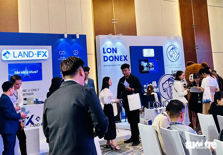 Các sàn chứng khoán quốc tế trái phép mở gian hàng trong một khách sạn lớn ở TP.HCM, mời chào nhà đầu tư - Ảnh: BÔNG MAI