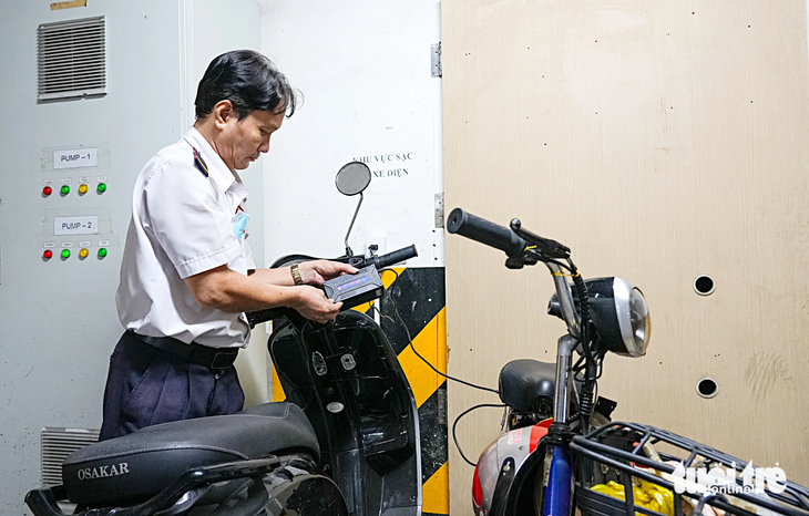 Khu vực dành riêng để sạc xe điện tại một chung cư ở quận Tân Phú, TP.HCM, nhằm xử lý kịp thời khi gặp sự cố (ảnh chụp trưa 22-9) - Ảnh: HỮU HẠNH
