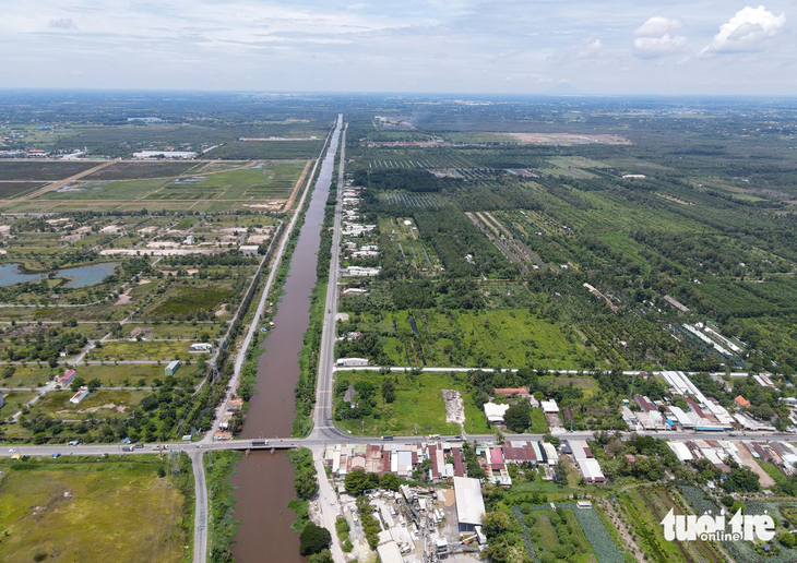 Đây là kênh Thầy Cai khu vực giáp ranh TP.HCM và Long An, nơi đường vành đai 4 TP.HCM đi qua - Ảnh: CHÂU TUẤN