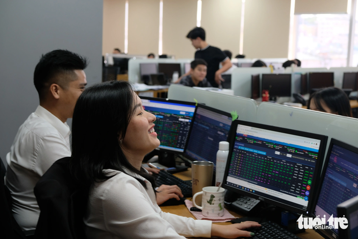 Thị trường chứng khoán biến động mạnh trong thời gian gần đây, tuy nhiên lũy kế ba quý đầu năm 2023 VN-Index tăng tốt, cá nhân mua ròng - Ảnh: BÔNG MAI