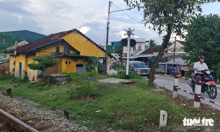 "Nhà xuống ban" của đường sắt muốn giải tỏa phải thủ tục rất nhiều - Ảnh: TRẦN MAI