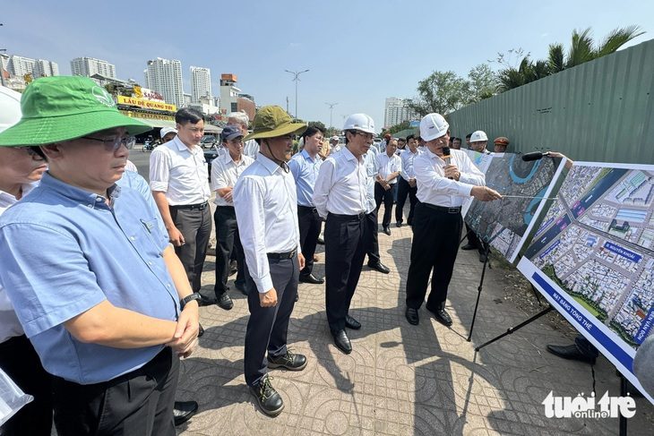 Bí thư Nguyễn Văn Nên (thứ 2 từ phải sang) nghe báo cáo tiến độ dự án cầu đường Nguyễn Khoái - Ảnh: PHƯƠNG NHI