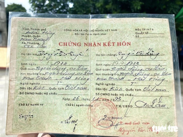 Chứng nhận kết hôn của ông N.V.L. với bà N.T.T. lập ngày 6-11-1993, phần thông tin
