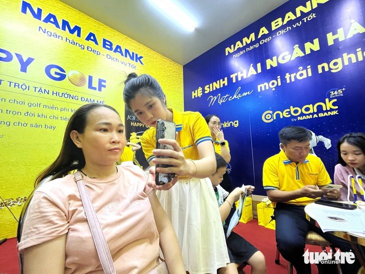 Người dân trải nghiệm nhiều dịch vụ tại sự kiện Ngày chuyển đổi số ngành ngân hàng Phú Yên năm 2024 - Ảnh: NGUYỄN HOÀNG