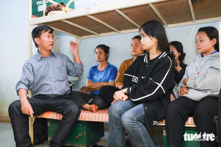 Thầy Nguyễn Ngọc Sơn - hiệu trưởng Trường THCS - THPT Kpă Klơng, huyện Mang Yang, Gia Lai - căn dặn các thí sinh người Ba Na trước kỳ thi tốt nghiệp THPT 2024 - Ảnh: TẤN LỰC