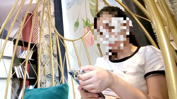 Nạn nhân N.T.T. bị nhóm lừa đảo dọa tung hình ảnh lên mạng - Ảnh: TÂM LÊ