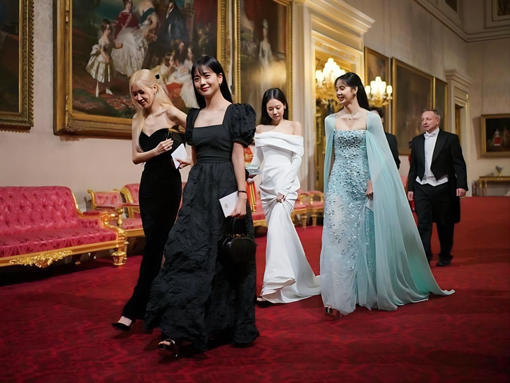 Các thành viên BlackPink xinh đẹp tại Cung điện Buckingham - Ảnh: MTV UK