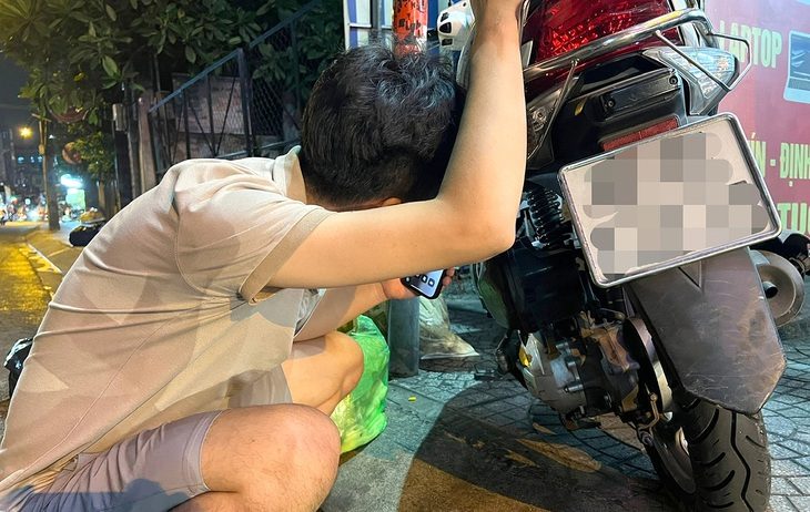 Chủ tiệm kiểm tra kỹ tránh “hàng gài”, lừa lại chính người nhận cầm đồ - Ảnh: YẾN TRINH