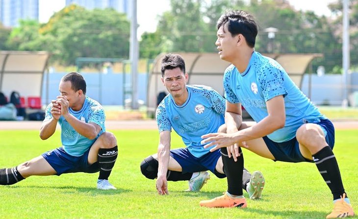 CLB CEO SGFC khởi động trước trận đấu - Ảnh: M.H.