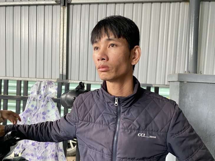 Anh Đặng Thế Công - con trai ngư dân Tới - hướng mắt về phía biển ngóng chờ tin cha - Ảnh: LÊ TRUNG