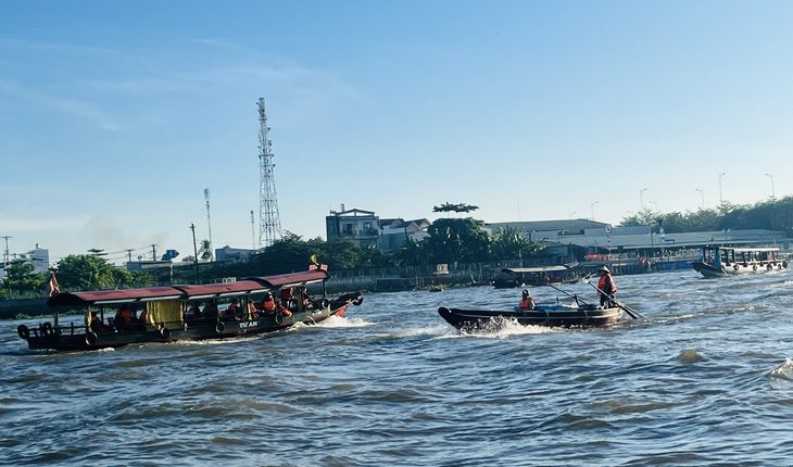 Thuyền chở khách du lịch tham quan chợ nổi Cái Răng - Ảnh: HẢI KIM