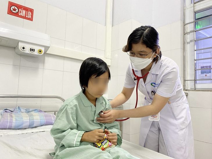 Thăm khám cho bệnh nhi bị cường giáp - Ảnh: BVCC