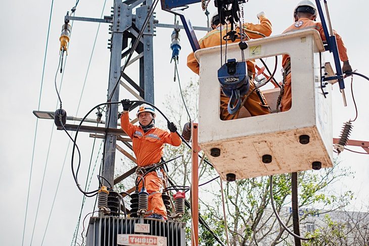 EVN cho rằng cần phải tiếp tục tăng giá điện để giải quyết tình trạng thua lỗ - Ảnh: Q.ĐỊNH