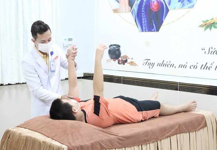 Bệnh nhi T.N.M.C. đã được phục hồi 80% chức năng sau sáu tuần điều trị - Ảnh: Bệnh viện cung cấp