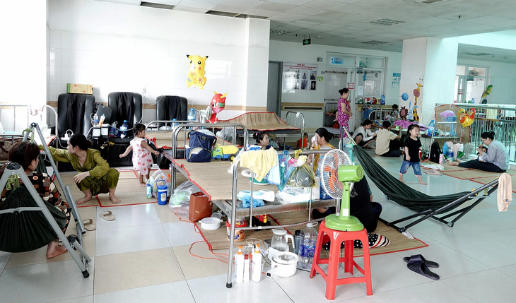 Bệnh viện Nhi đồng Cần Thơ luôn trong tình trạng quá tải, bệnh viện kê thêm giường ở hành lang cho bệnh nhi nằm - Ảnh: T.LŨY