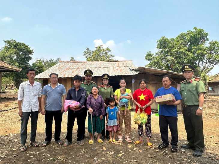 Lực lượng công an trao tặng các nhu yếu phẩm cần thiết cho gia đình ông Long, sau khi bị lừa đi nước ngoài làm việc nhẹ, lương cao - TÂM AN