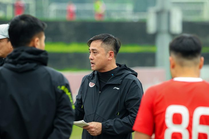 HLV Nguyễn Đức Thắng với các cầu thủ Thể Công Viettel - Ảnh: THỂ CÔNG VIETTEL FC