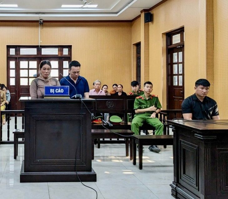 Bị cáo Nhạt và Thủy cúi mặt thừa nhận hành vi phạm tội của mình - Ảnh: M.Q.