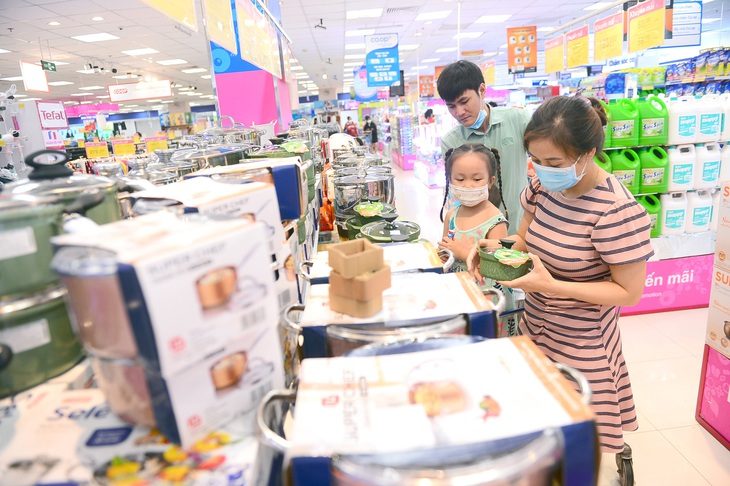 Cần thêm nhiều biện pháp để kích cầu tiêu dùng, ngoài giảm thuế VAT. Trong ảnh: Người dân mua sắm tại một siêu thị ở TP Thủ Đức, TP.HCM - Ảnh: Q.ĐỊNH