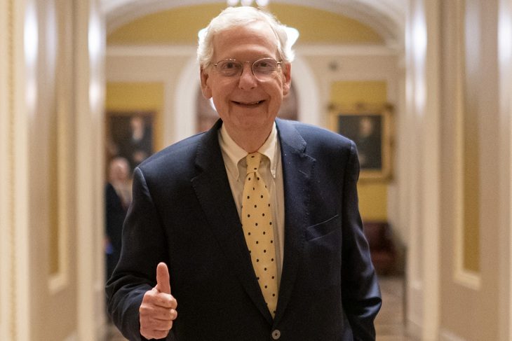 Lãnh đạo phe thiểu số tại Thượng viện Mỹ Mitch McConnell rời phòng họp của Thượng viện rạng sáng 23-3 - Ảnh: AFP