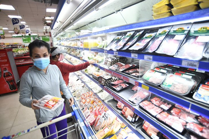 Nhiều phụ huynh bắt đầu khởi động lại thói quen đi siêu thị mua sắm thực phẩm, tăng cường dinh dưỡng cho con khi quay lại trường học - Ảnh: QUANG ĐỊNH