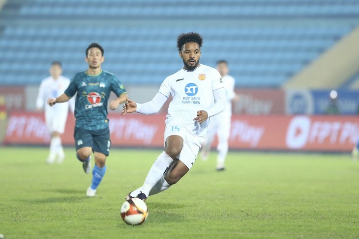 Với hiệu suất 10 bàn thắng/7 trận, tiền đạo Rafaelson đang góp công giúp CLB Nam Định dẫn đầu V-League 2023 - 2024 - Ảnh: HOÀNG TÙNG