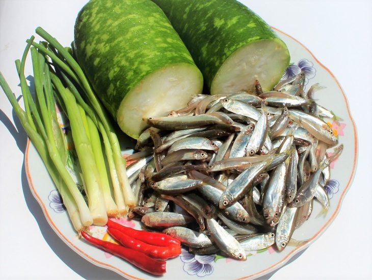 Canh bầu nấu với cá de, ông ăn một chén khỏe re trong người - Ảnh 1.