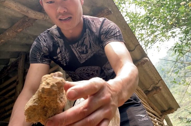 Ông Pèng (xã Bản Hon, huyện Tam Đường, Lai Châu) giới thiệu có 8 tạ "đất hiếm" mới đào trộm ở mỏ Đông Pao - Ảnh: P.T.