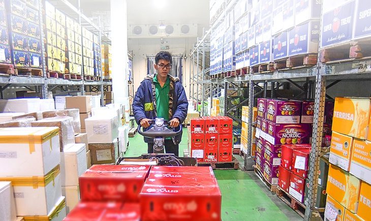 Năm 2024, nhiều doanh nghiệp cần Nhà nước hỗ trợ giảm thuế, phí để phát triển ổn định. Trong ảnh: công nhân sắp xếp hàng hóa tại một trung tâm phân phối thực phẩm tươi sống ở Khu công nghiệp Sóng Thần (Bình Dương) - Ảnh: QUANG ĐỊNH