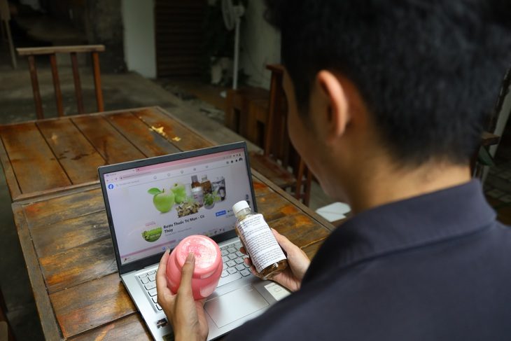 Rượu thuốc, kem trộn được bày bán trên mạng xã hội - Ảnh: NGỌC QUÝ