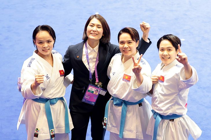 Đội kata nữ Việt Nam giành huy chương vàng Asiad 19 (từ trái qua): Lưu Thị Thu Uyên, HLV Nguyễn Hoàng Ngân, Nguyễn Thị Phương, Nguyễn Ngọc Trâm - Ảnh: QUÝ LƯỢNG