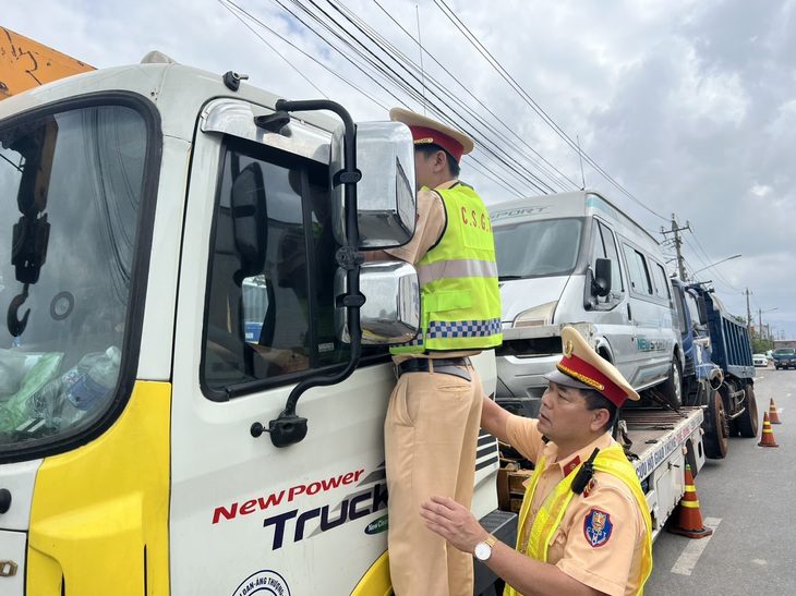 Lực lượng chức năng tiến hành niêm phong phương tiện và đưa tài xế về trạm để kiểm tra nồng độ cồn - Ảnh: Lực lượng chức năng cung cấp